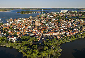 Luftaufnahme der Hansestadt Stralsund  im pommerschen Teil des Landes Mecklenburg-Vorpommern.