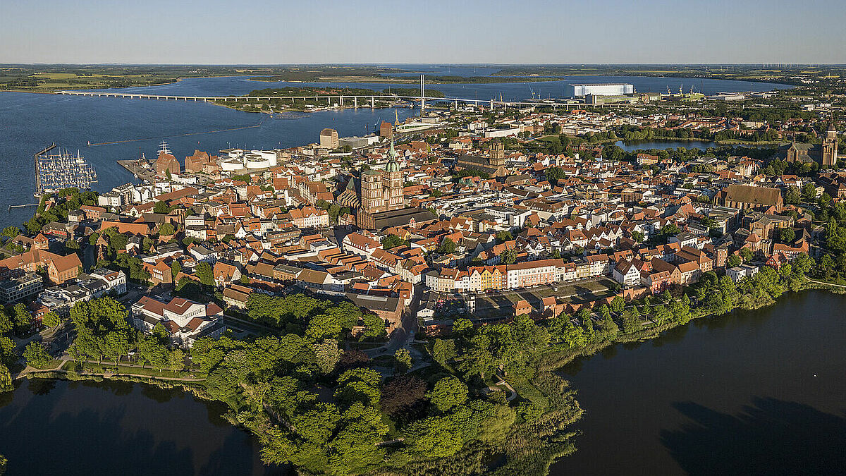 Luftaufnahme der Hansestadt Stralsund  im pommerschen Teil des Landes Mecklenburg-Vorpommern.