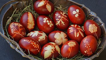Rote Eier mit Blütenmuster