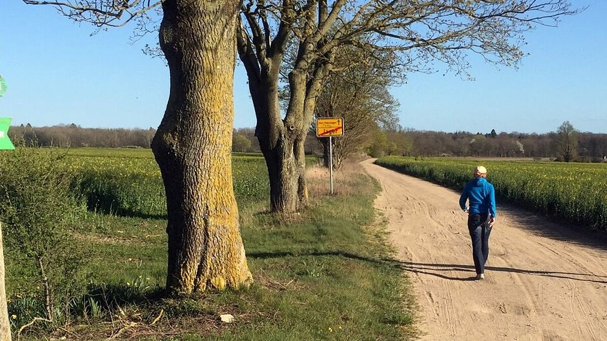 Sabine Petters (links) lädt rund um die Offene Kapelle in Jager zur Wegbegleitung ein und geht unter Einhaltung des Abstands mit einzelnen Interessierten ein Stück gemeinsam.