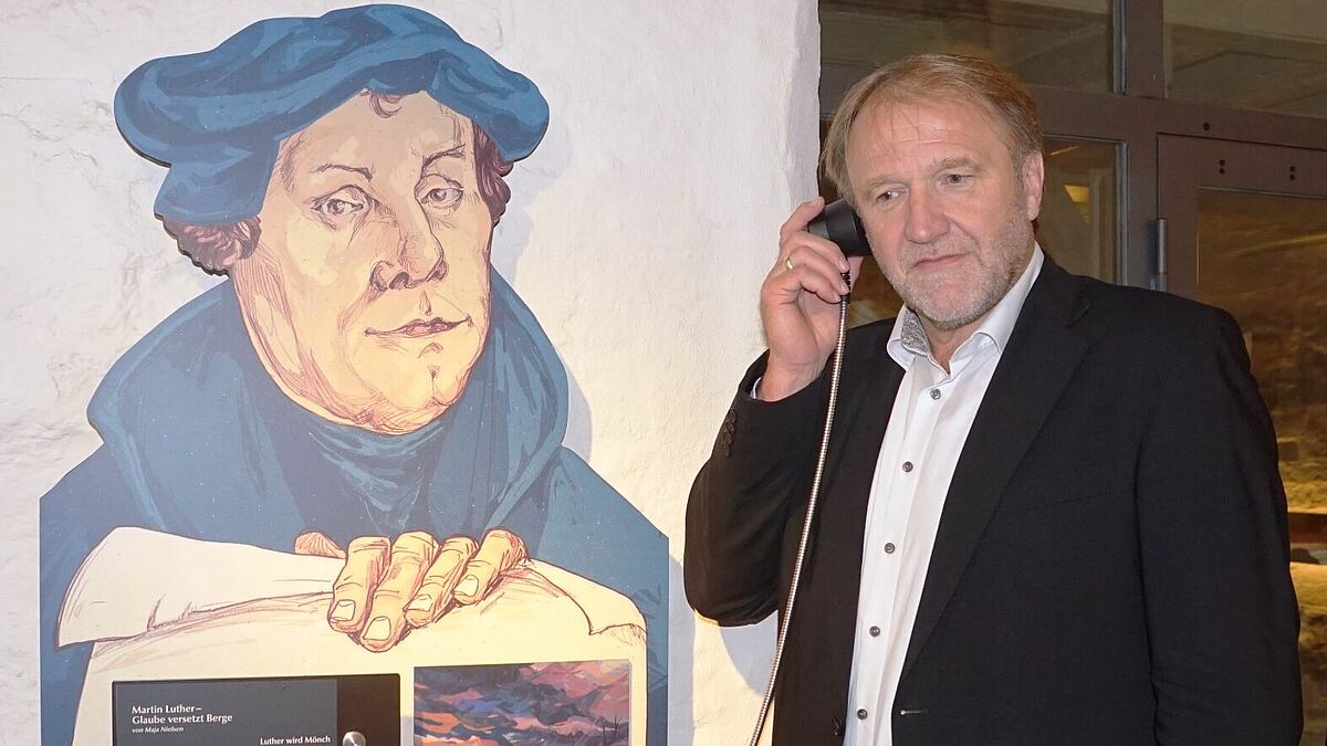 Pastor Rainer Karstens an der kindgerechten Hörstation in der Nordkapelle