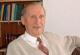 Pastor Uwe Holmer in seiner Wohnung im mecklenburgischen Serrahn bei Krakow am See (Archiv).