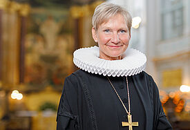 Bischöfin Kirsten Fehrs im Talar