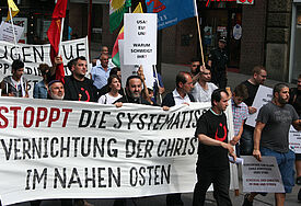 Mit Plakaten und Transparenten machen die Demonstranten auf die Christenverfolgung aufmerksam