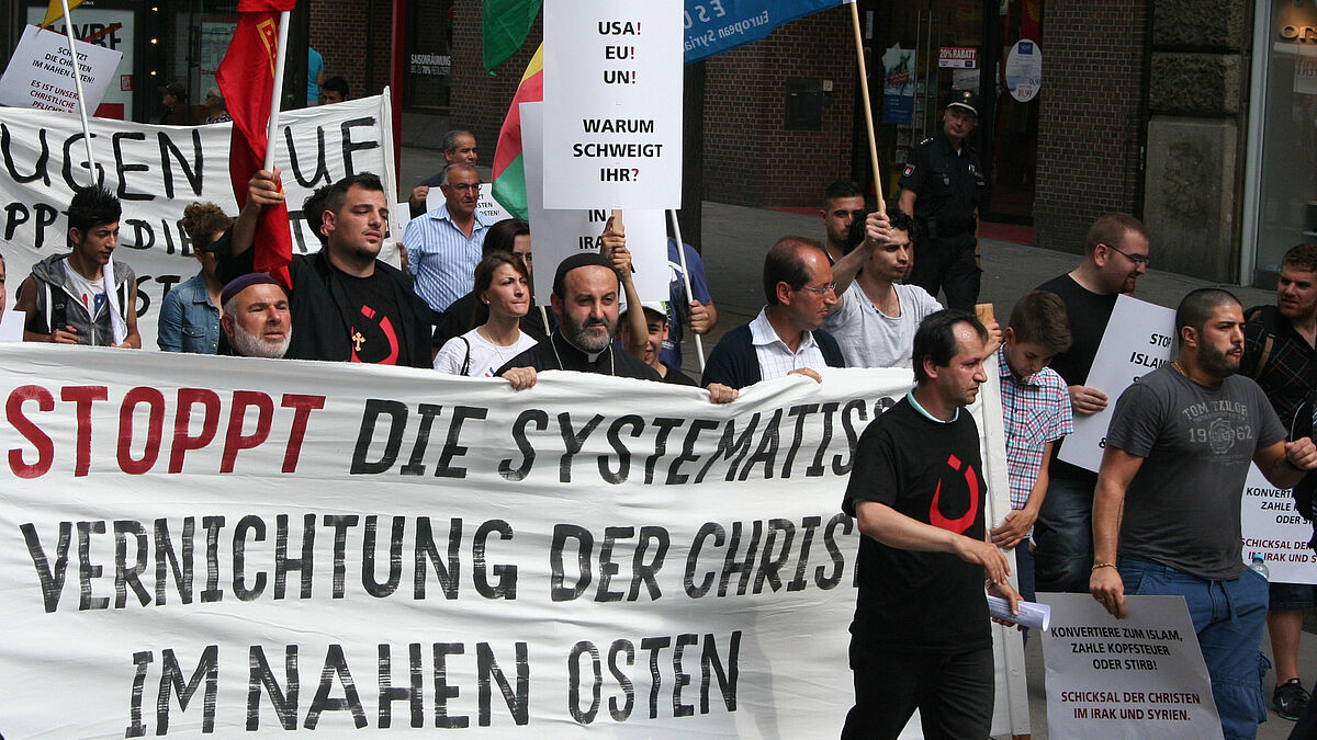 Mit Plakaten und Transparenten machen die Demonstranten auf die Christenverfolgung aufmerksam