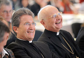 Bischof Wolfgang Huber (li.) und Erzbischof Robert Zollitsch (Archiv 2009)