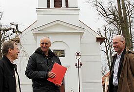 Kirche Lübtheen mit Pastor Markus Holmer, Fachbereichsleiter Kurt Reppenhagen (Kirchenkreisverwaltung MV) und Dr. Ait Stapelfeld, Geschäftsführer von Lotto MV