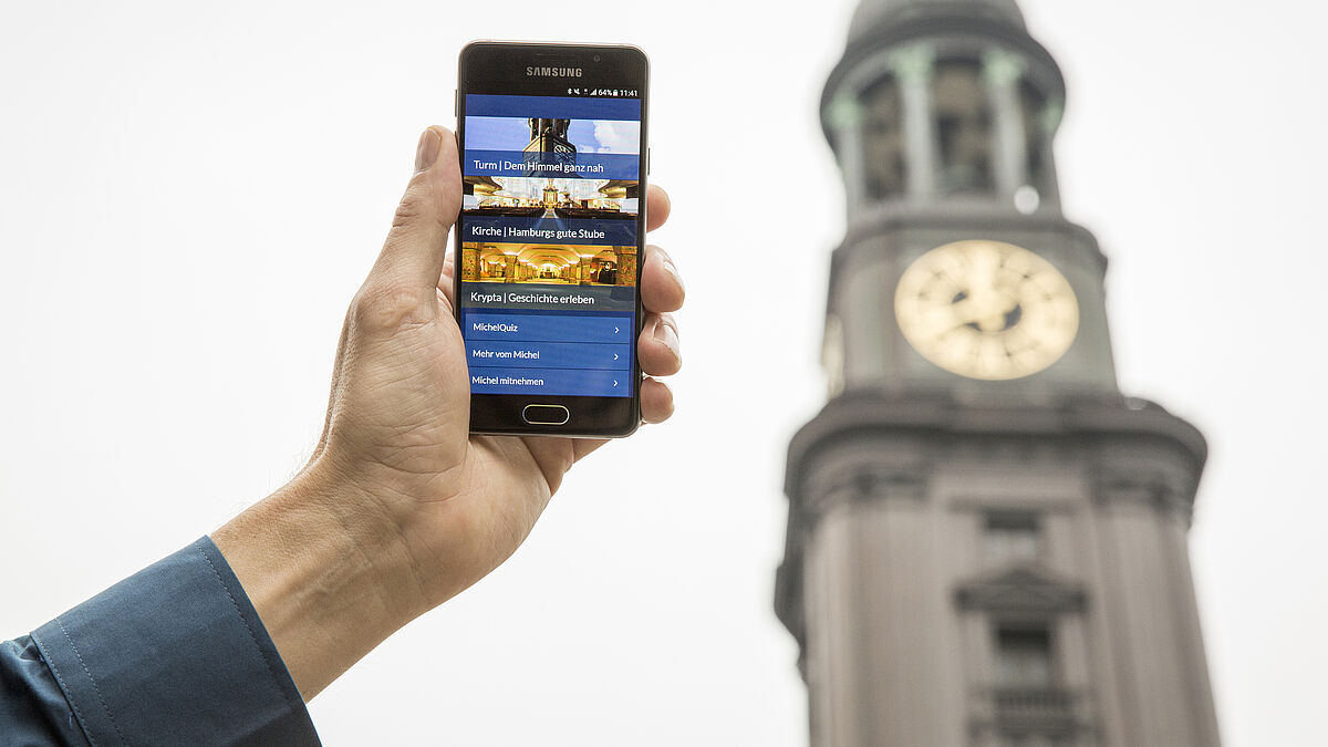 Die St.Michaelis App für Mobiltelefone vor dem Michel