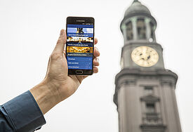 Die St.Michaelis App für Mobiltelefone vor dem Michel