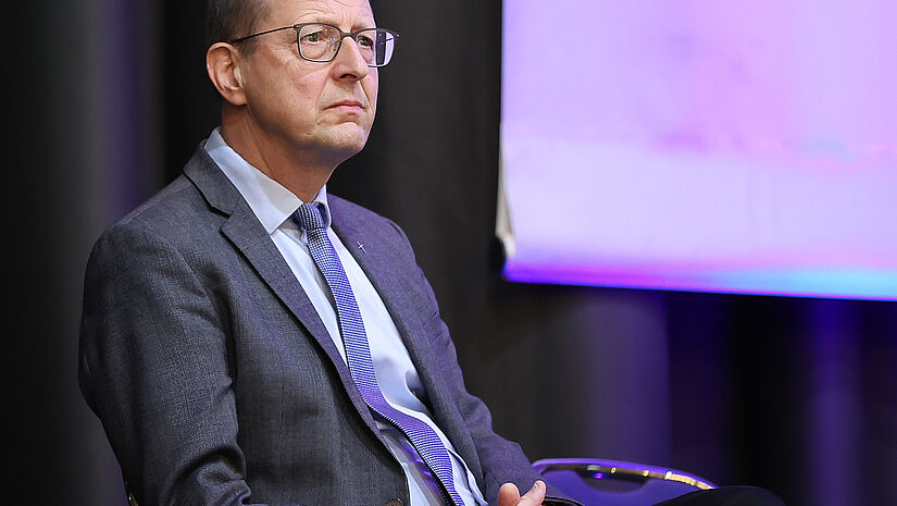 Michael Stahl ist Leitender Pastor des Hauptbereichs Seelsorge und gesellschaftlicher Dialog. Michael Stahl ist Leitender Pastor des Hauptbereichs Seelsorge und gesellschaftlicher Dialog.