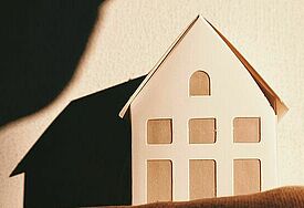 Papierhaus mit Schattenhand