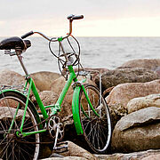 Ein grünes Fahrrad am Strand