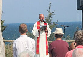 Bischof Tilman Jeremias predigt beim Ufergottesdienst auf Rügen.