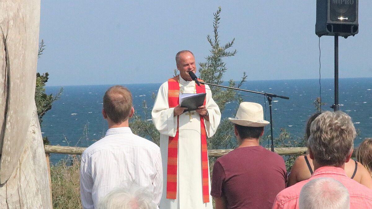 Bischof Tilman Jeremias predigt beim Ufergottesdienst auf Rügen.