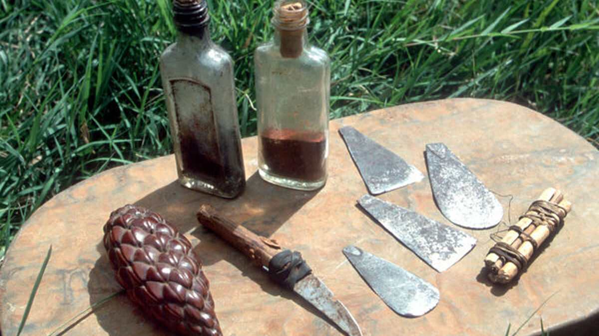 Messer, Klingen, Fetische, Amulette und "Medikamente", die in Kenia zur Genitalbeschneidung junger Mädchen verwendet werden. (epd-Archiv 2001)