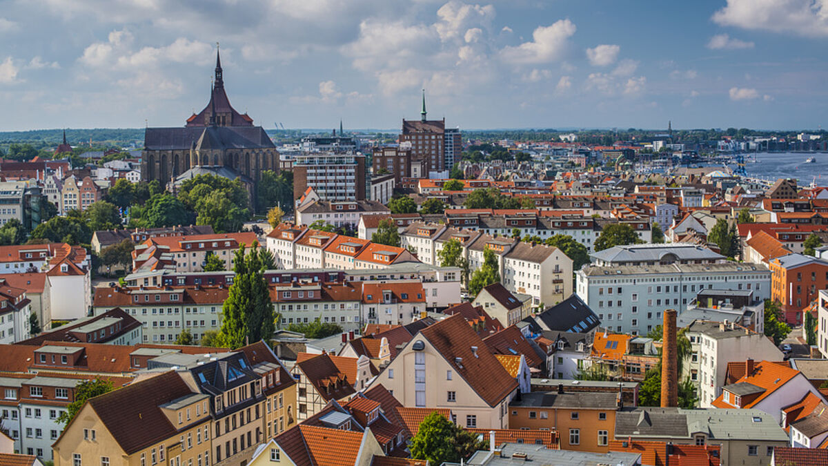 Ein Blick über die Hansestadt Rostock im Kirchenkreis Mecklenburg