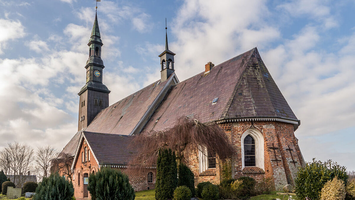 Die St.-Magnus-Kirche in Tating ist die älteste Kirche Eiderstedts und vielleicht das älteste Bauwerk auf der Halbinsel. Im Jahre 1103 wurde sie zunächst als hölzerne Kapelle erbaut, im Laufe der Jahrhunderte wurde sie immer weiter aus- und umgebaut. 