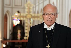 Landesbischof Gerhard Ulrich vor einem Altar