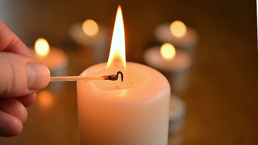 Der Advent wird mit Lichterglanz gefeiert. Helle Kerze