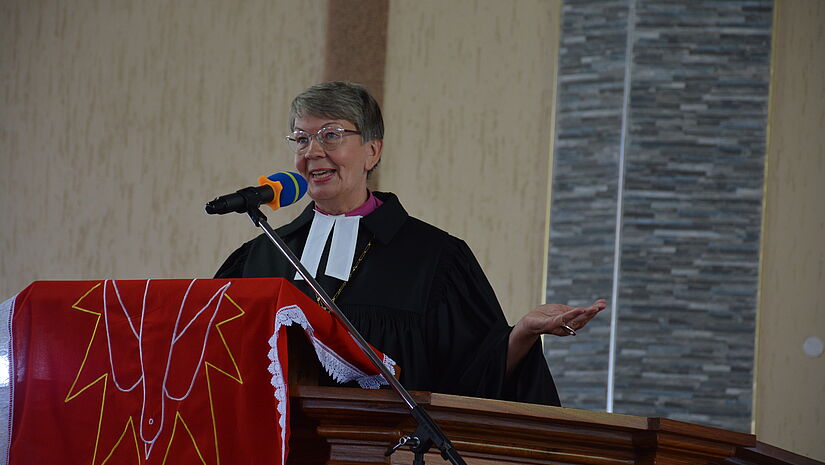 Landesbischöfin bei Predigt in Gottesdienst zur Einweihung Kirche in Tansania.