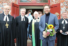 Bischof Gothart Magaard, Pastor Klaus Struve, Pastorin Simone Fucker, Minister Jan Philipp Albrecht und Diakoniepastor Heiko Naß beim Landeserntedankfest vor der Kirche in Wesselburen am 3. Oktober 2021. 
