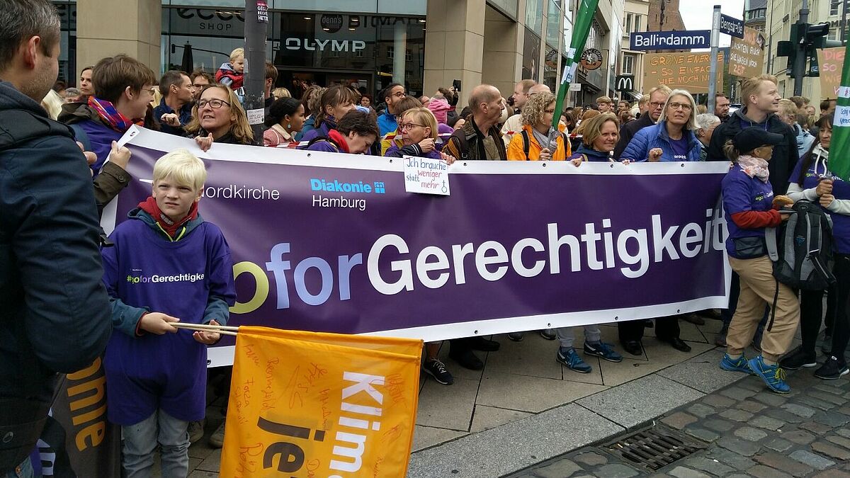 "Churches for Future" demonstriert in Hamburg zu "Fridays for Future" für mehr Klimagerechtigkeit.