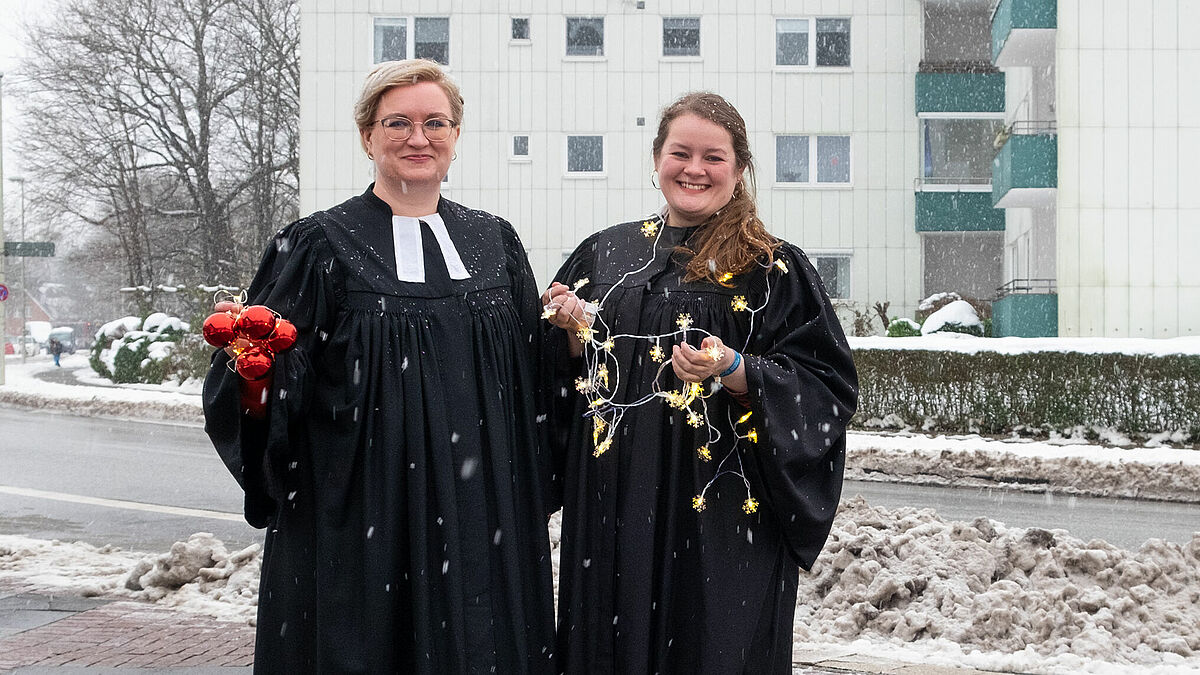 Ob's regnet oder schneit: Die Pastorinnen Anna Benkiser-Eklund (links) und Janika Frunder wollen auf dem Wochenmarkt in Schilksee mit den Passanten Weihnachtslieder singen. 