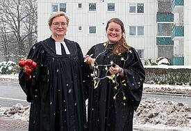 Die Pastorinnen Anna Benkiser-Eklund (links) und Janika Frunder stehen im Schnee. 