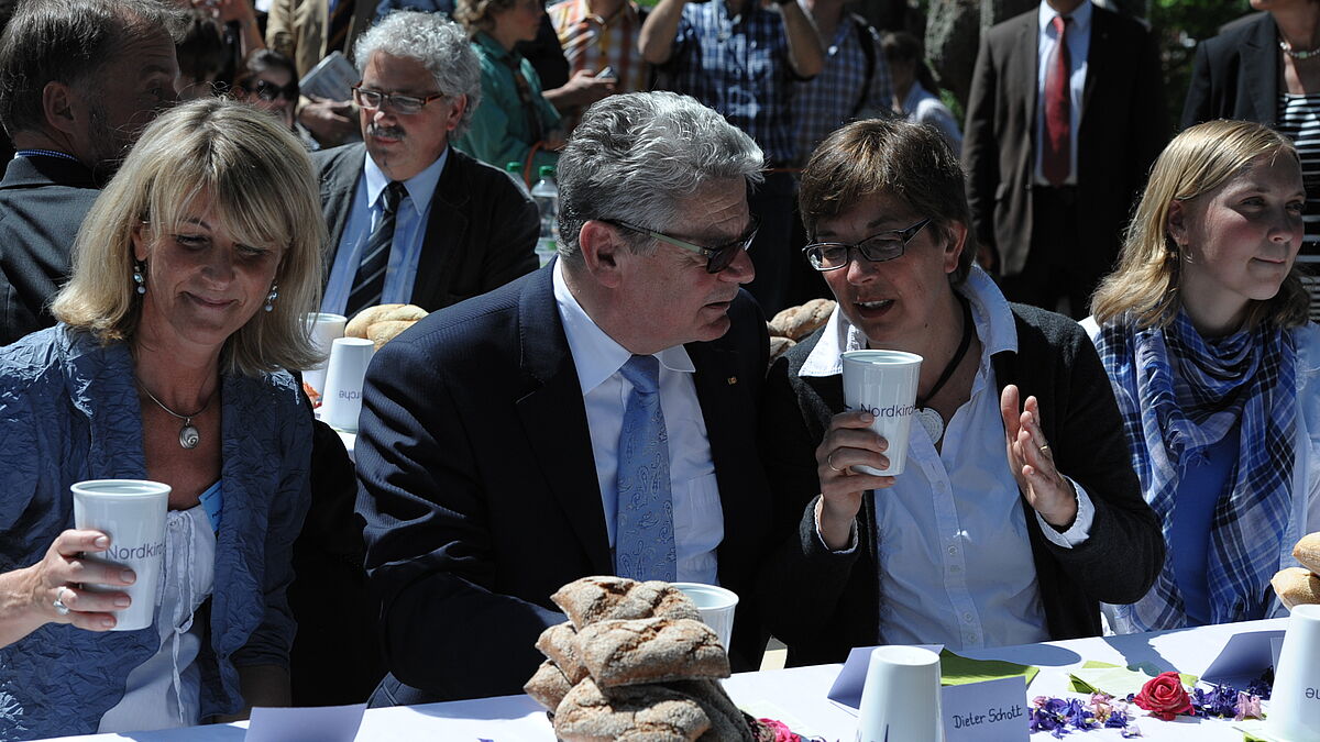 Bundespräsident Joachim Gauck und Festgäste beim Ratzeburger Mahl auf dem Palmberg vor dem Dom