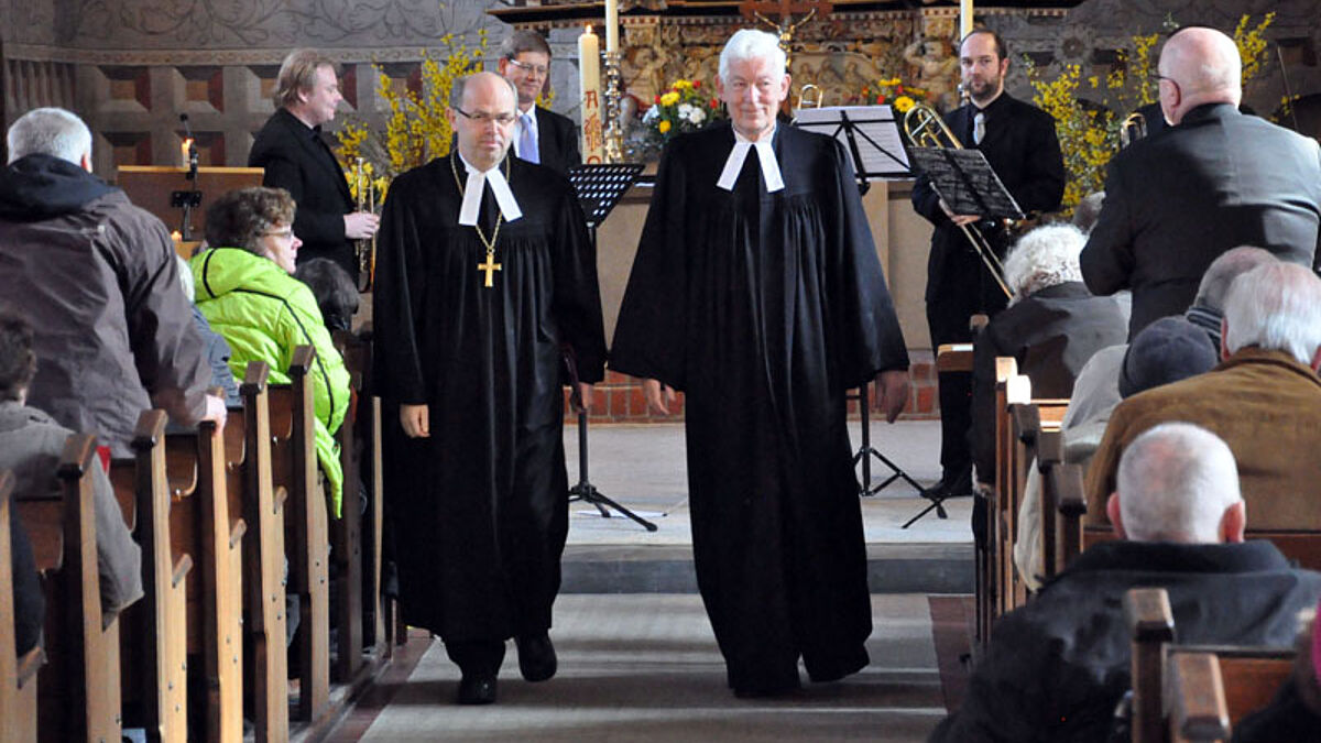 links: Bischofsbevollmächtigter Gothart Magaard, rechts: Propst Dr. Otto-Uwe Kramer in der Neustädter Stadtkirche 
