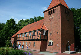 Die evangelische Kirche Hamburg-Wellingsbüttel wurde 1937 während NS-Zeit gebaut. An der Westseite befindet sich zwischen anderen Runen auch ein Hakenkreuz.
