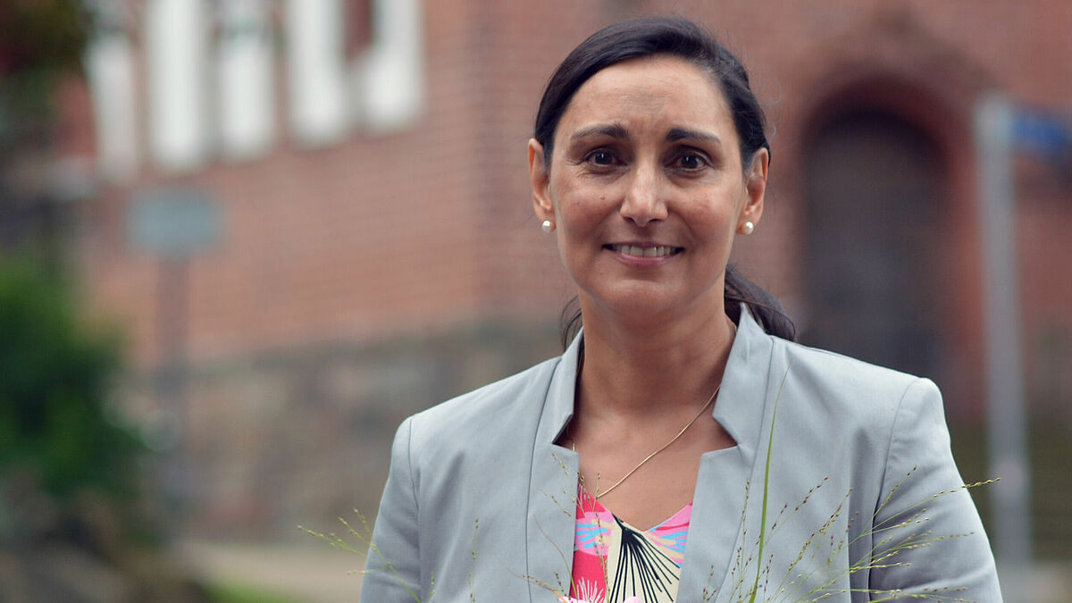 Rebecca Lenz nach ihrer Wahl zur neuen Pröpstin vor der St. Jürgen-Kirche in Flensburg.