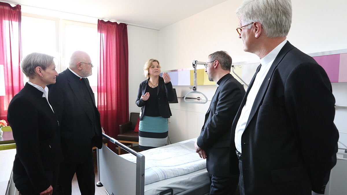  Zu Besuch an einem besonderen Ort: Cornelia Hlawatsch (Mitte), Leiterin der Palliativstation, mit ihren prominenten Gästen 