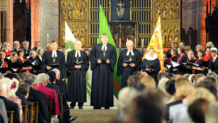 Mit einem Festgottesdienst im Ratzeburger Dom ist am Pfingstsonntag die Gründung der Evangelisch-Lutherischen Kirche in Norddeutschland gefeiert worden. Prominentester Gast war Bundespräsident Joachim Gauck. 