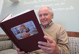 Gustav Querfurth stellt sein neues Buch „Lexikon der christlichen Symbole im Lübecker Dom“ vor