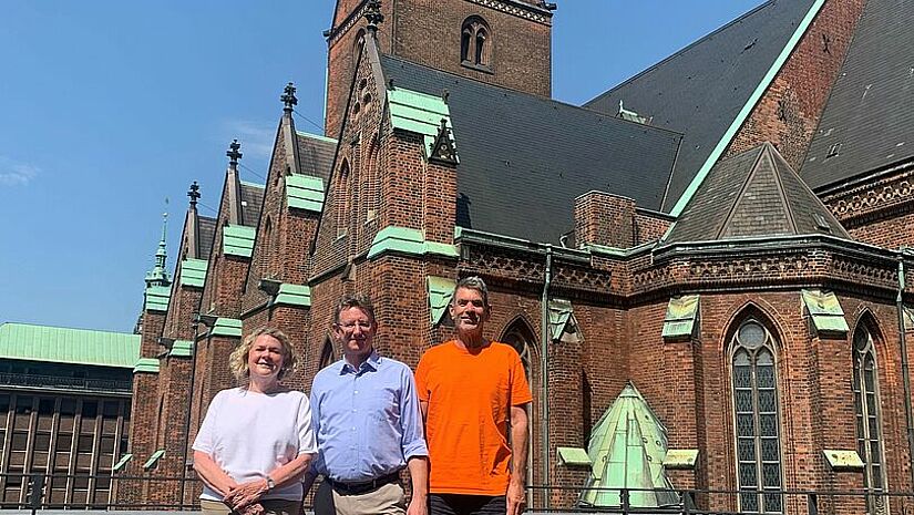 Hören zu: Ulrike Job, Pastor Krischan Heinemann und Mike Schäfer vor der St. Petrikirche in Hamburg.