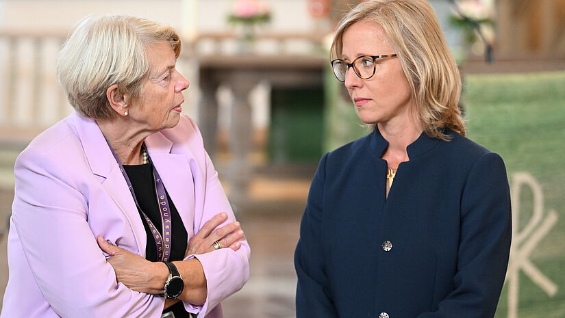 Präses Ulrike Hillmann auf der Wahlsynode im Gespräch mit Pastorin Nora Steen. Präses Ulrike Hillmann auf der Wahlsynode im Gespräch mit Pastorin Nora Steen.
