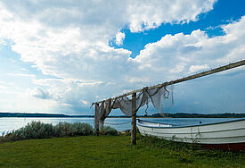 Ein hölzernes Fischerboot an der Schlei in Maasholm.