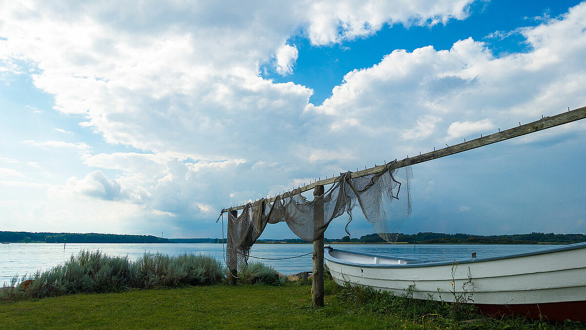 Ein hölzernes Fischerboot an der Schlei in Maasholm.