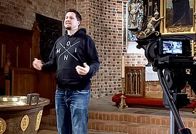 Pastor Friedemann Holmer bei den Dreharbeiten in der Basilika in Altenkrempe.
