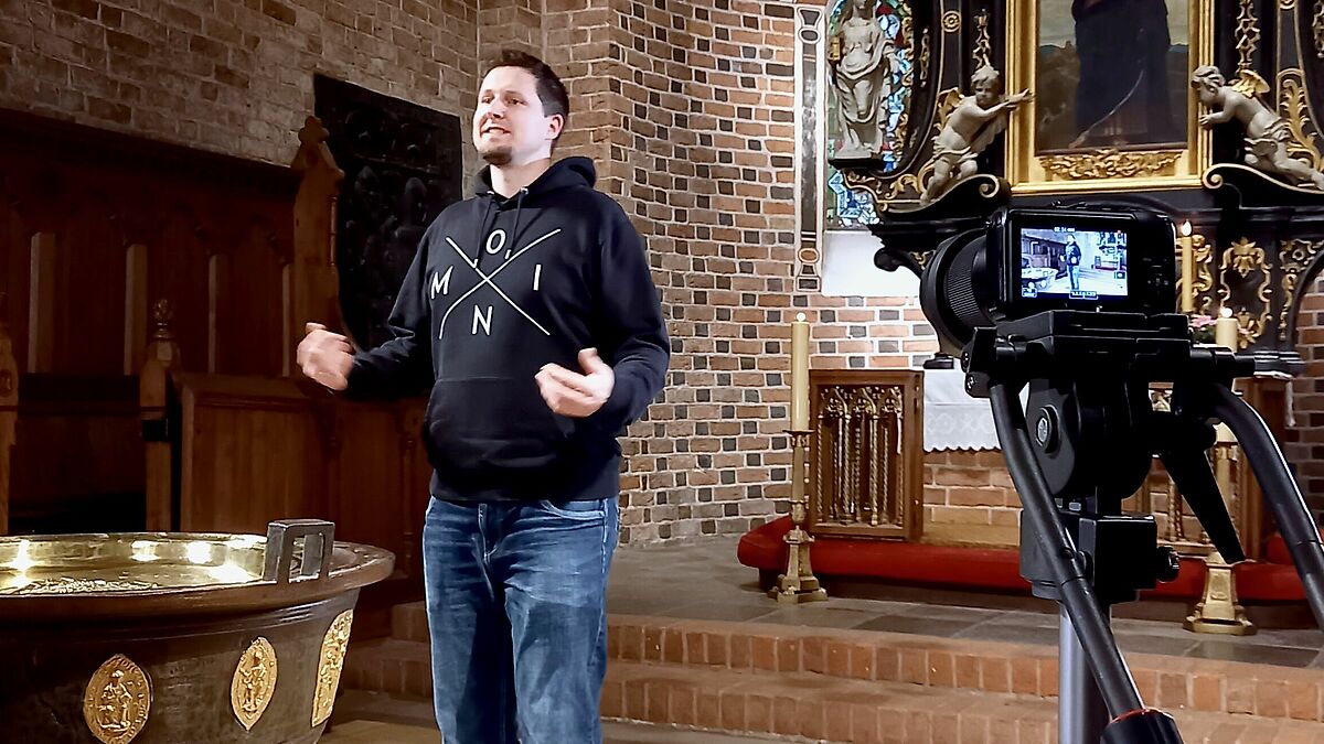 Pastor Friedemann Holmer bei den Dreharbeiten in der Basilika in Altenkrempe.