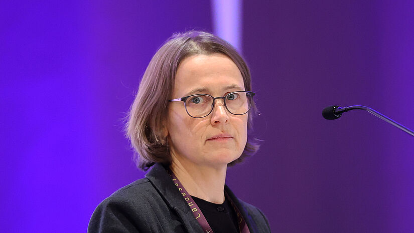Die Beauftragte für Geschlechtergerechtigkeit, Nele Bastian, hält vor der Landessynode ihren Bericht.