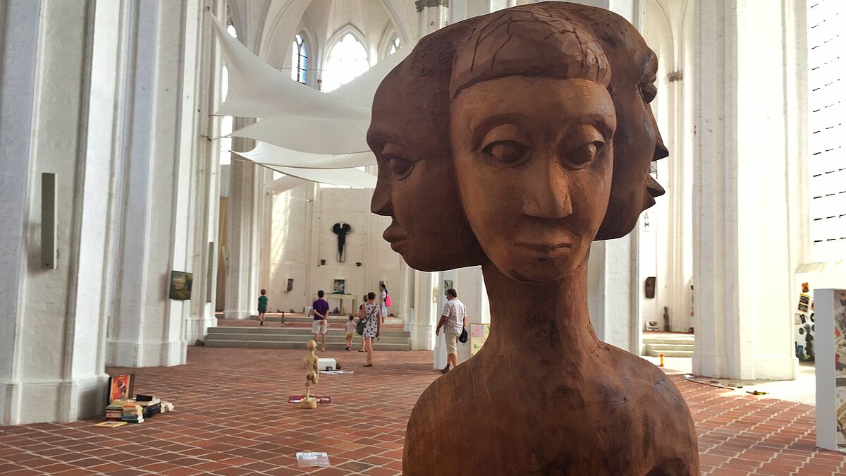 Schnitzereien und Fundstücke: Die Ausstellung von Georges Adéagbo in St. Petri Lübeck.
