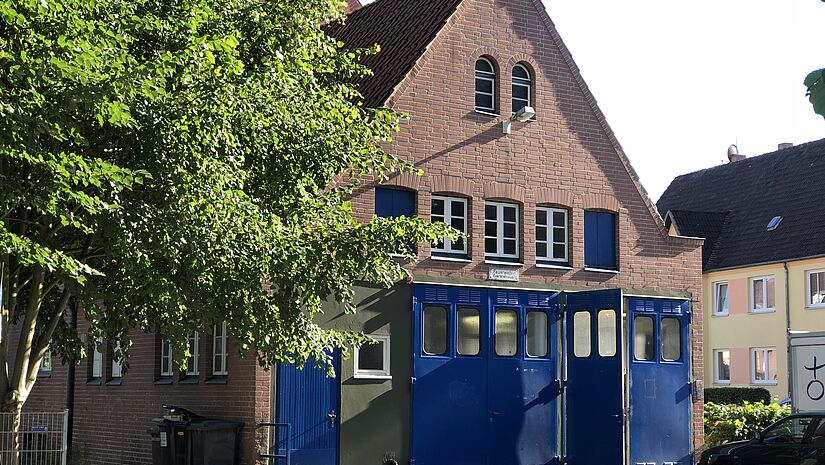 Alte Feuerwache mit großen blauen Türen