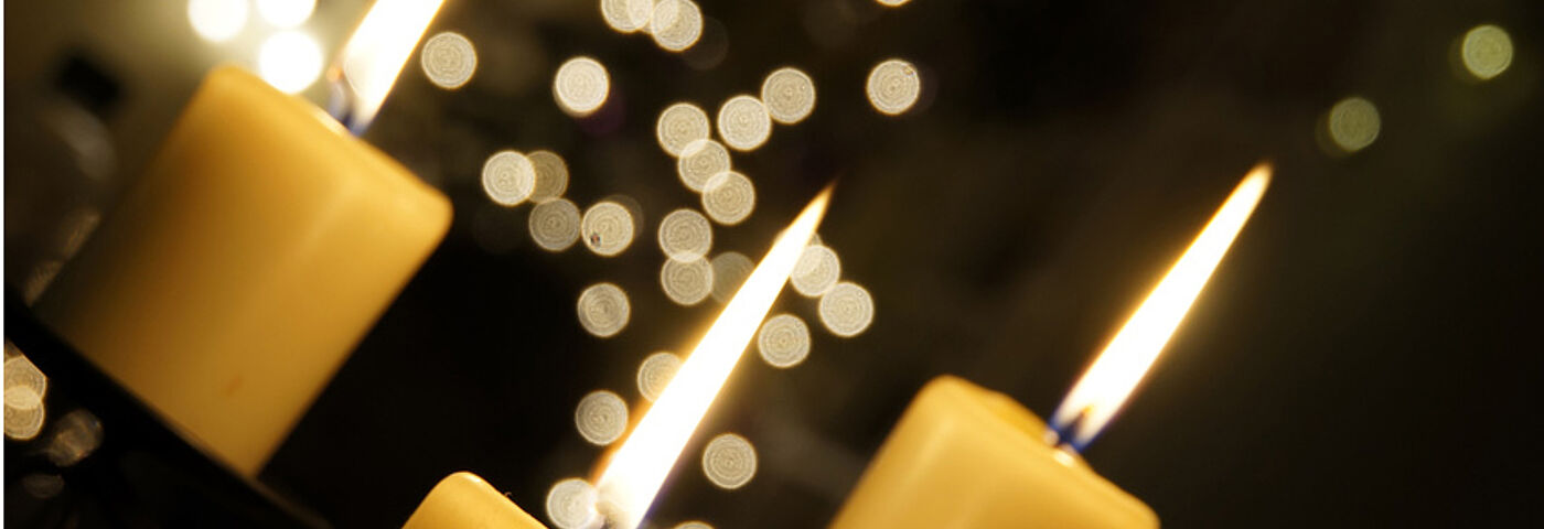 brennende Kerzen An vielen Orten im Norden werden Friedenslichter entzündet (Symbolfoto)