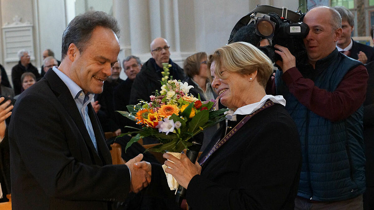 Der gewählte Bischof Tilman Jeremias nimmt die Glückwünsche von Präses Ulrike Hillmann entgegen