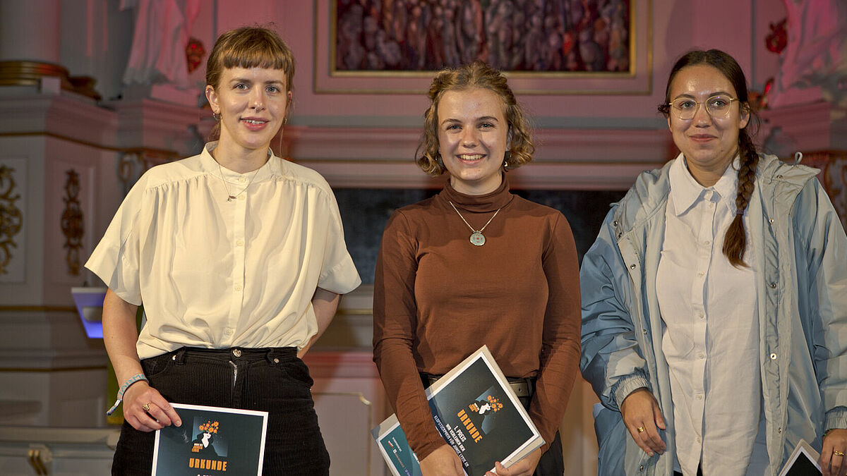 Die Preisträgerinnen Eva Burmeister, Charlotte Florack und Ronya Othmann.
