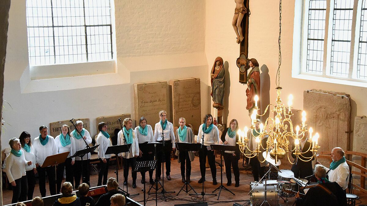 Die "Jesus House Singers" in St. Antonius Neukirchen. Die Band lässt den Gospelfunken auf den ganzen Ort überspringen. 