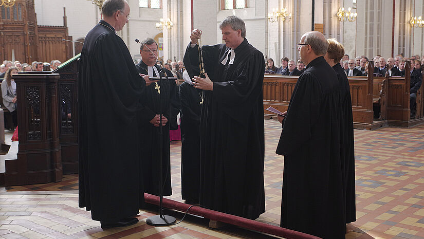 Andreas von Maltzahn übergibt sein Amtskreuz an Landesbischof Ralf Meister, Leitender Bischof der Vereinigten Evangelisch-Lutherischen Kirche Deutschlands (VELKD)