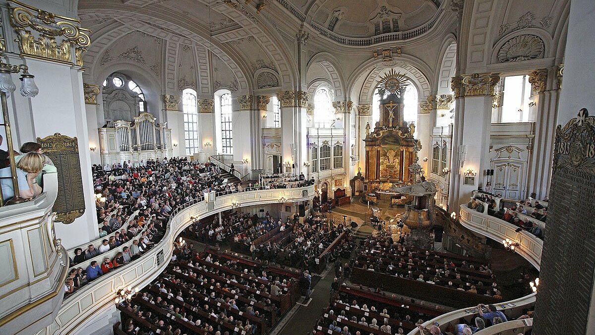 Der Gottesdienst im Michel (Archivbild) war immer zentrales Element des Hamburger MOGO. Doch nach und nach entwickelte sich die Veranstaltung zu einer mit Festival-Charakter: Jährlich kamen tausende Biker und Schaulustige, Straßen mussten gesperrt und Sicherheitskonzepte erarbeitet werden. 2026 soll es etwas ruhiger werden. 